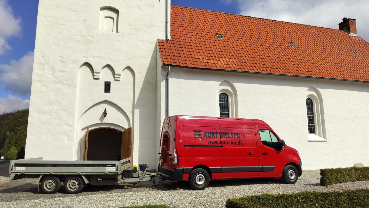 Firmabil Murerfirmet Kurt Nielsen udenfor kirke